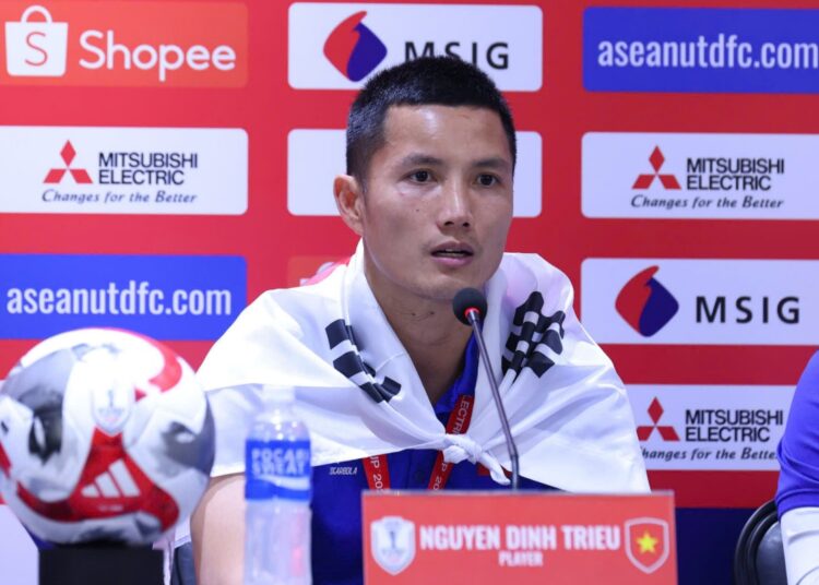 Đình Triệu có hành động ý nghĩa với HLV Kim Sang Sik