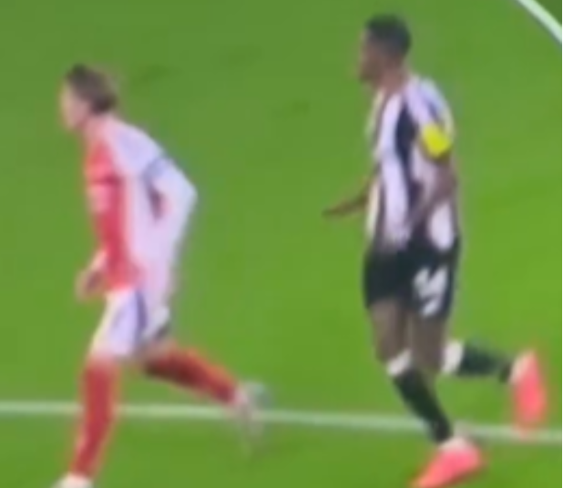 Bàn thắng của Alexander Isak vào lưới Arsenal không hợp lệ
