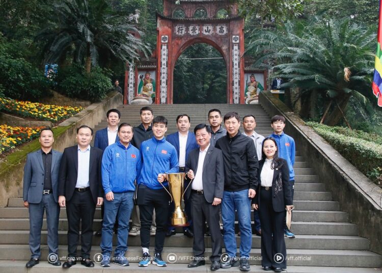 ĐT Việt Nam mang Cúp về đất Tổ, dâng hương báo công các Vua Hùng