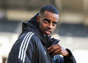 Newcastle ra giá mới cho tiền đạo Alexander Isak