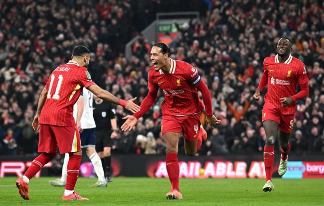 Virgil van Dijk ẩn ý về bản hợp đồng mới với Liverpool