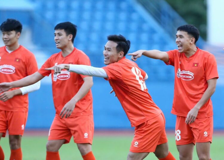 HLV Kim Sang Sik cho cầu thủ ĐT Việt Nam đánh cờ caro